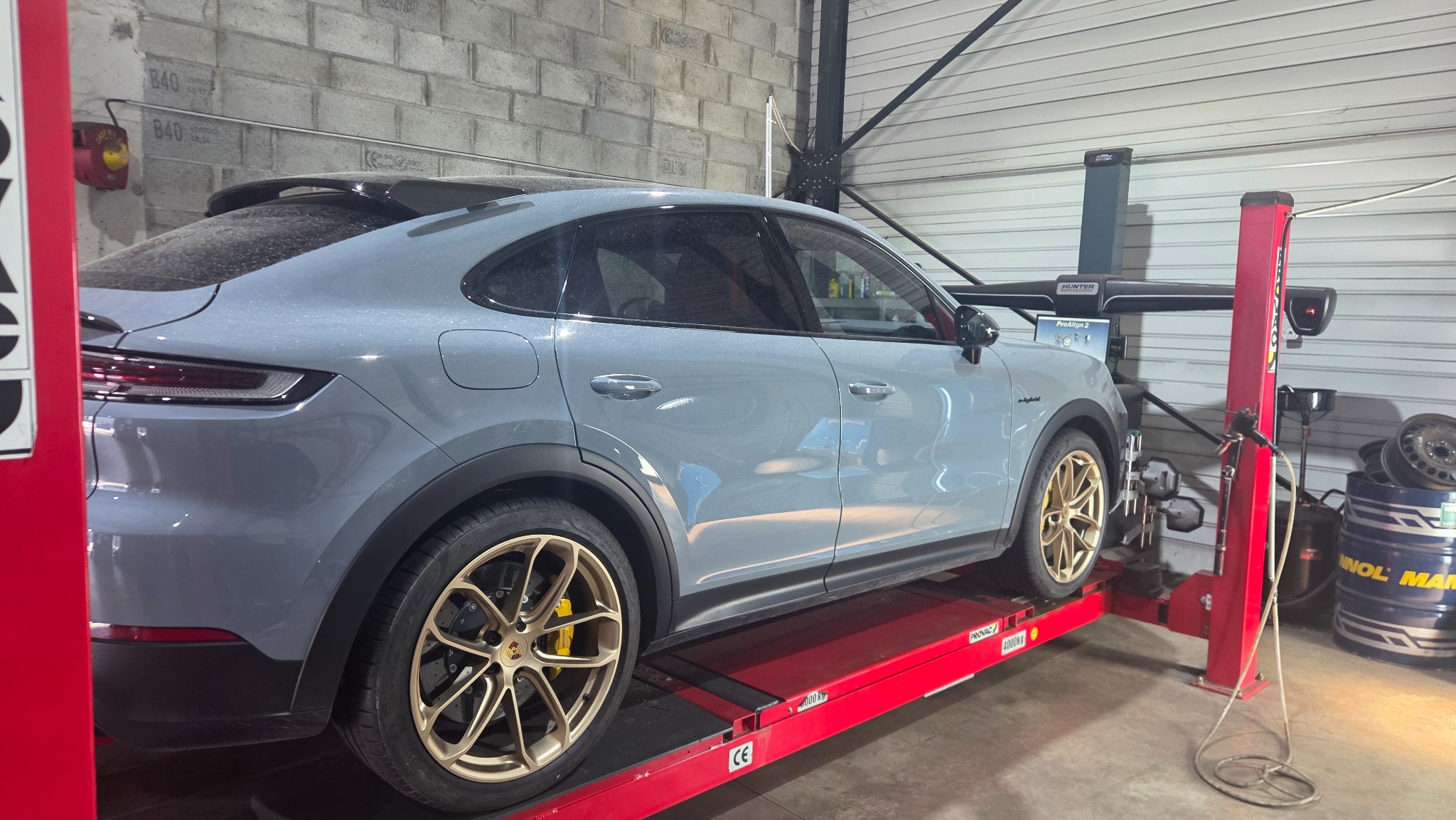 Véhicule installé sur le pont de géométrie dans l’atelier Bryon Auto